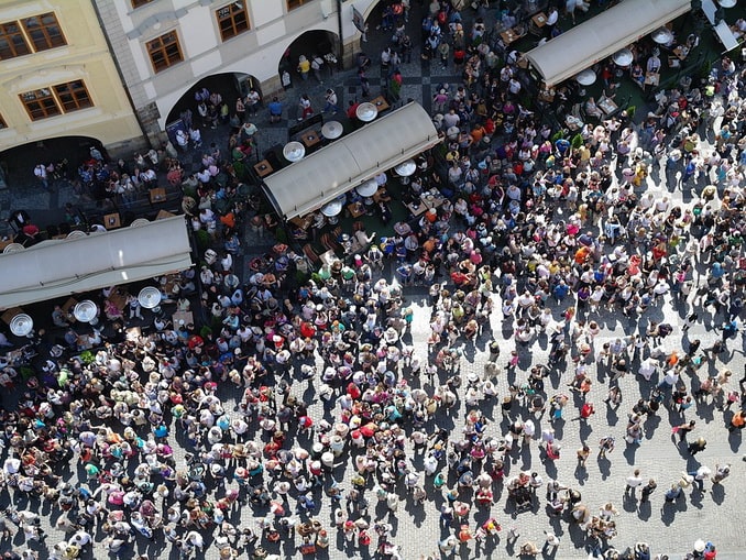 Толпа туристов в Праге Прага, толпа туристов