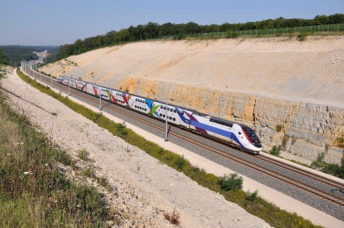 Поезд TGV спешит-спешит Поезд TGV