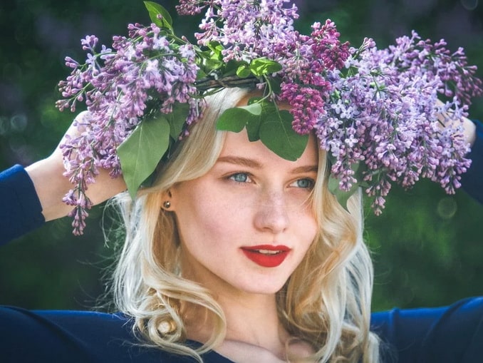 Девушка и сирень в Санкт-Петербурге Девушка и сирень в Санкт-Петербурге