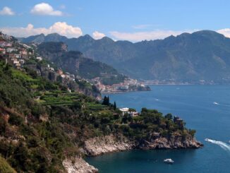 Амальфитанское побережье - Италия находится на Апеннинском полуострове Европы