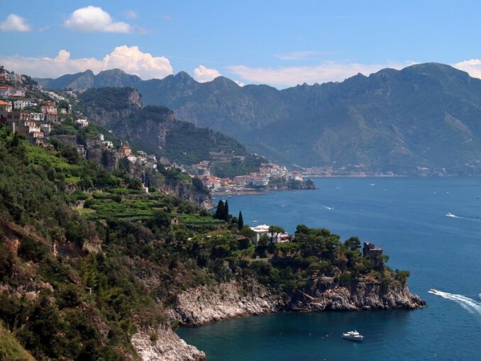 Амальфитанское побережье - Италия находится на Апеннинском полуострове Европы