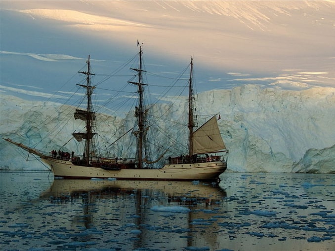 Современный парусный корабль в Антарктиде