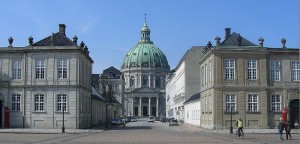 Вид на Мраморную церковь от дворца Амалиенборг