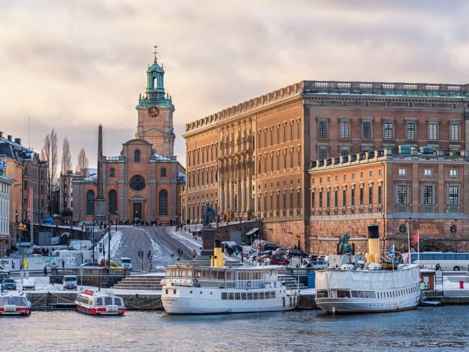 Церковь святого Николая и Королевский дворец нужно посетить в Старом городе в Стокгольме обязательно