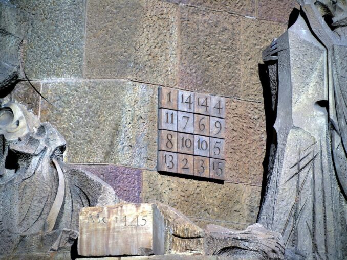 Квадрат Гауди - Саграда Фамилия окружена легендами и тайнами