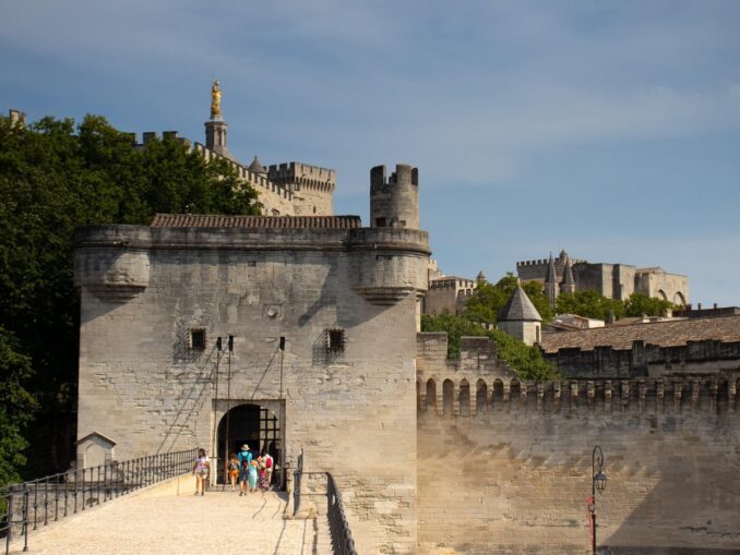 Помимо Папского дворца в Авиньоне можно посетить стены старого города