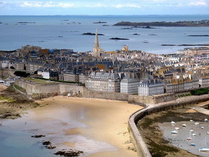 Городок Сен-Мало рядом с Мон-Сен Мишель посещает много туристов