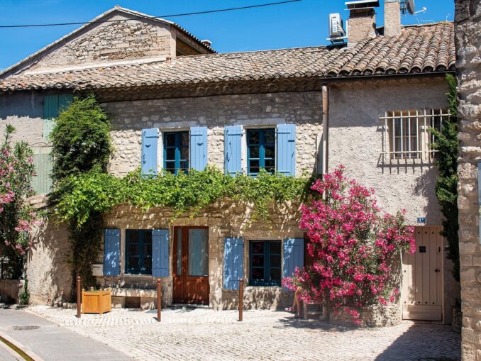 В деревню Сен-Реми-де-Прованс легко можно добраться из Авиньона