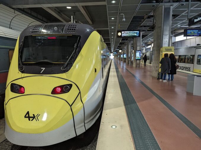 Поезд из аэропорта Arlanda Express на вокзале Стокгольма