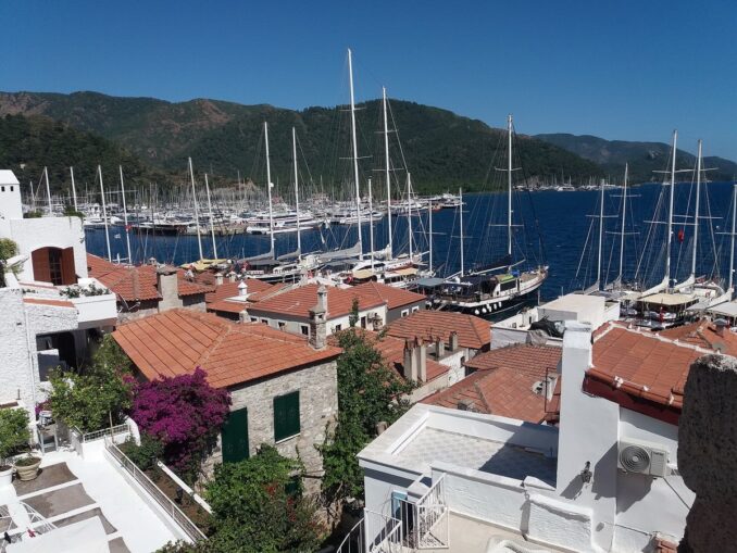 В Мармарисе можно посмотреть старый город и гавань