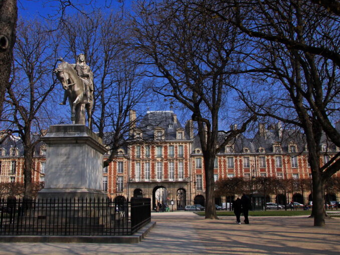 Дома на Площади Вогезов построили в начале 17 века