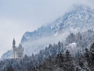 Замок Нойшванштайн в Германии - фото на фоне гор