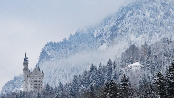 Замок Нойшванштайн, Германия Замок Нойшванштайн в Германии - фото на фоне гор
