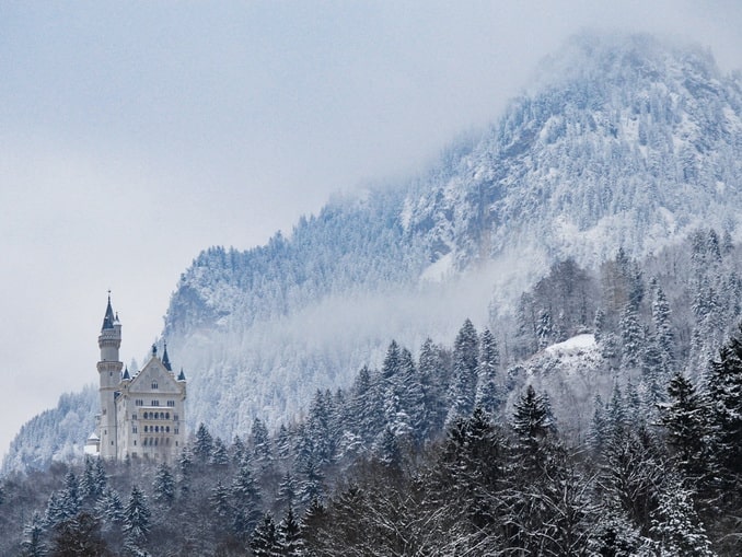 Замок Нойшванштайн, Германия Замок Нойшванштайн в Германии - фото на фоне гор