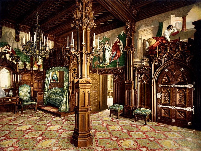 Один из залов Нойшванштайна, спальня короля