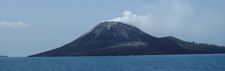 Анак Кракатау, фото Lord Mountbatten / Wikimedia Commons