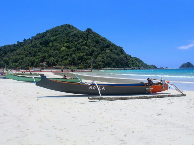 На Ломбоке можно отдохнуть на песчаных пляжах