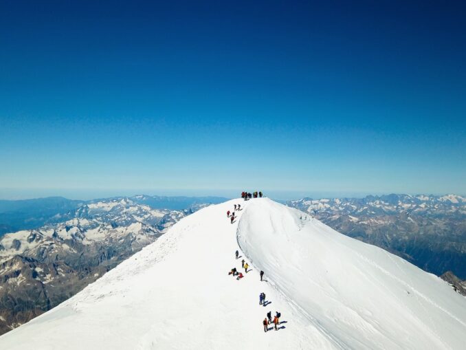 Подняться на Эльбрус самостоятельно можно летом и осенью и в ясную погоду