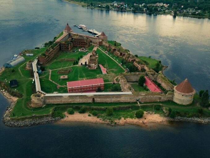 До крепости Орешек на Ладожском озере можно добраться из Санкт-Петербурга