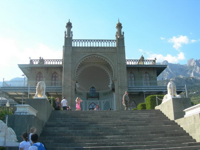 Воронцовский дворец, Крым Воронцовский дворец в Крыму находится в Алупке