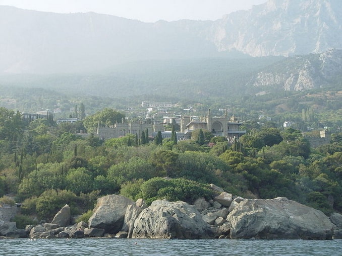 Воронцовский дворец в Крыму - фото на фоне Ай-Петри