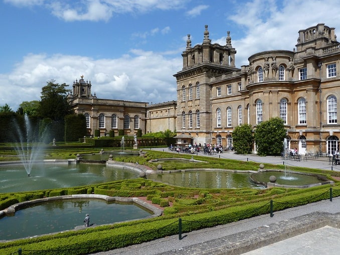 Бленхеймский дворец, и сад в Англии