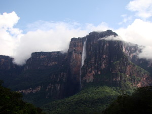 Тепуи и водопад Анхель, фото Laura De Oliveira / Wikimedia Commons