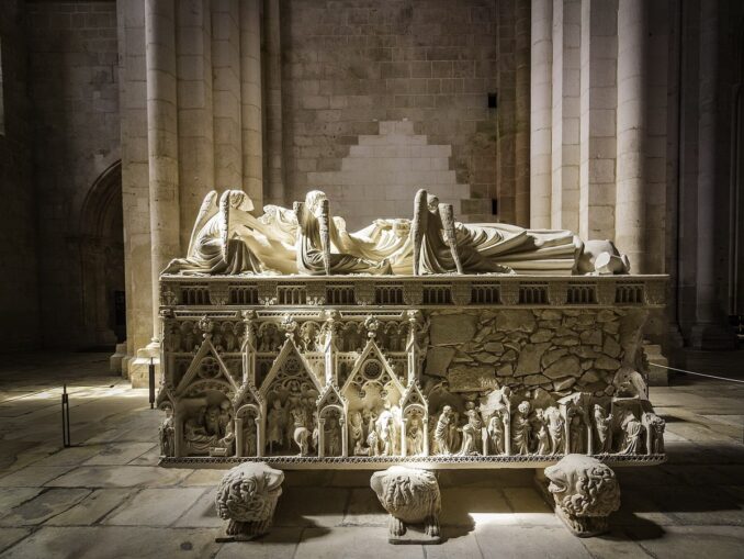 Саркофаг Педро Жестокого в Алкобасе