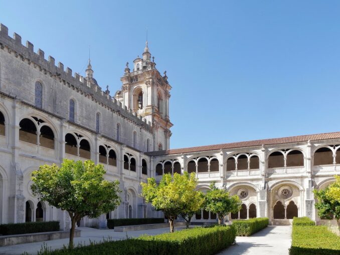 Внутренний дворик, клойстер, нужно посмотреть в Алкобасе обязательно