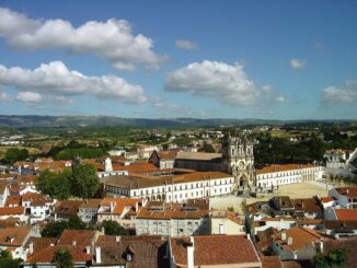 Монастырь Алкобаса в Португалии находится недалеко от Лиссабона