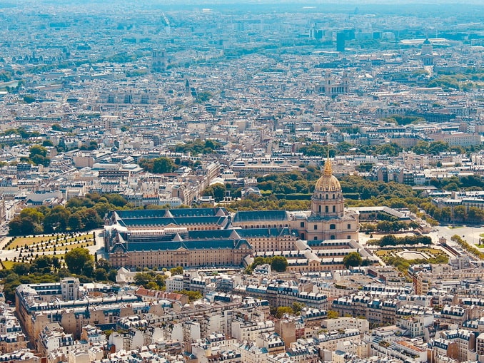 Дом Инвалидов находится в Париже на Правом берегу Сены недалеко от Эйфелевой башни