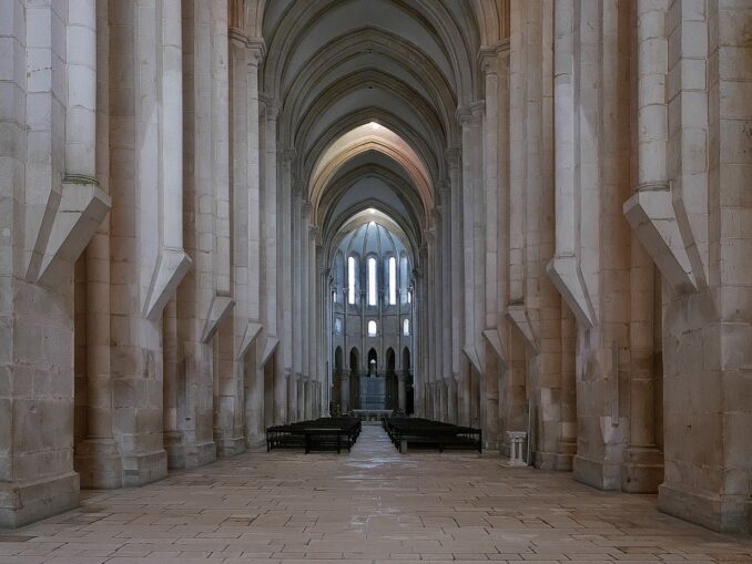 Алкобаса построена в готическом архитектурном стиле