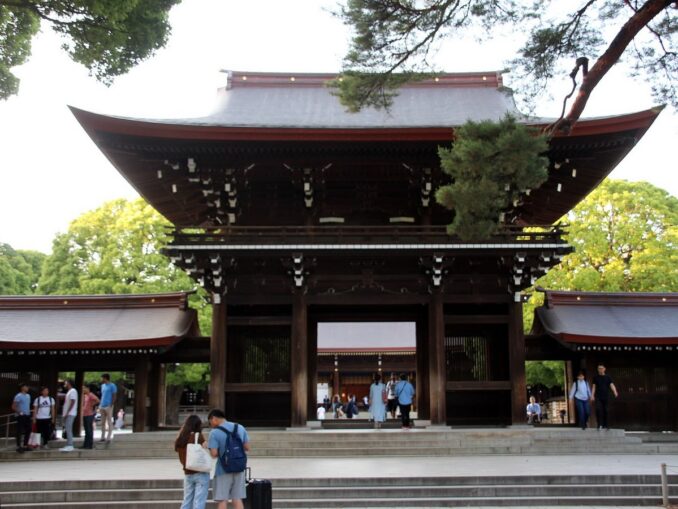 Мейдзи Дзингу нужно посетить в Токио обязательно