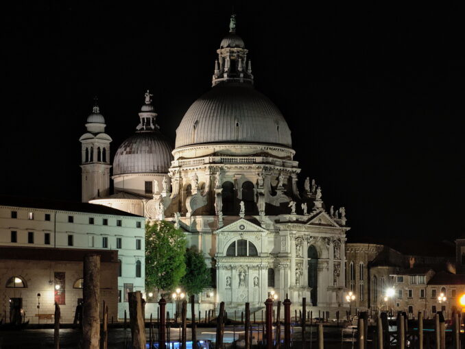 Санта-Мария-делла-Салюте в Венеции в ночной подсветке