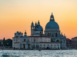 Санта-Мария-делла-Салюте находится в Венеции в районе Дорсодуро