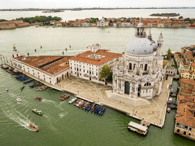 Базилику Санта-Мария-делла Салюте нужно обязательно посетить в Венеции