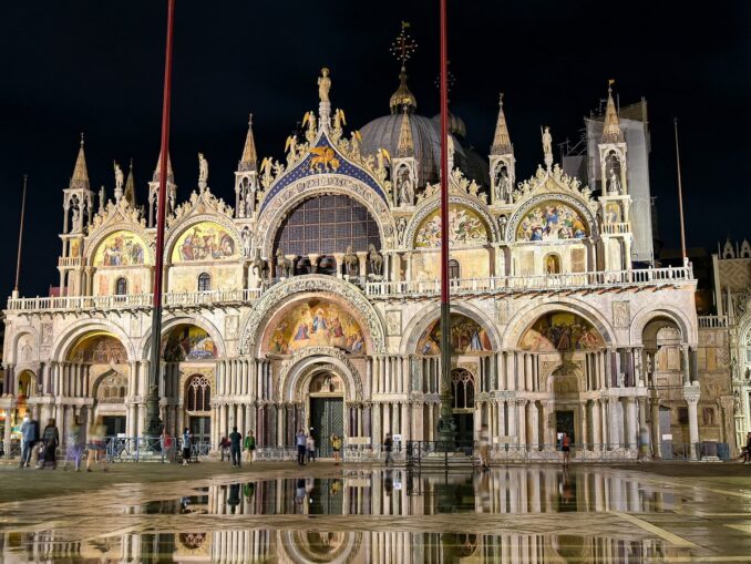 Базилика святого Марка находится в Венеции рядом с Дворцом дожей