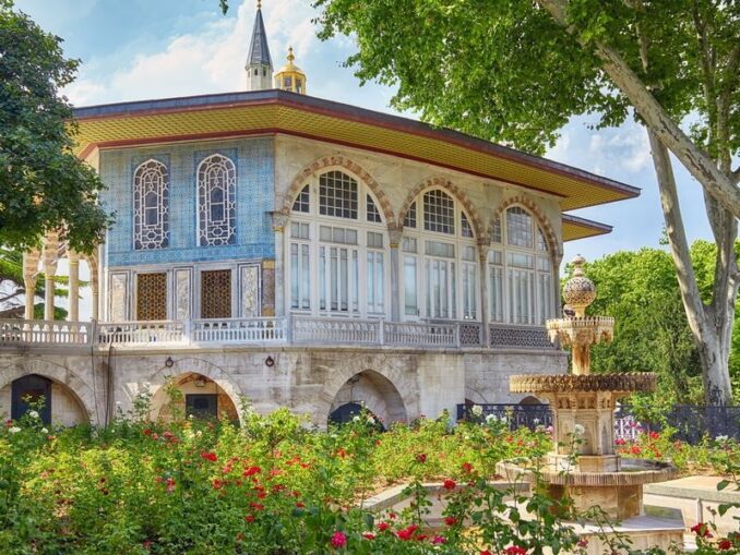 Сад Топкапы в Стамбуле - одно из самых туристических мест города