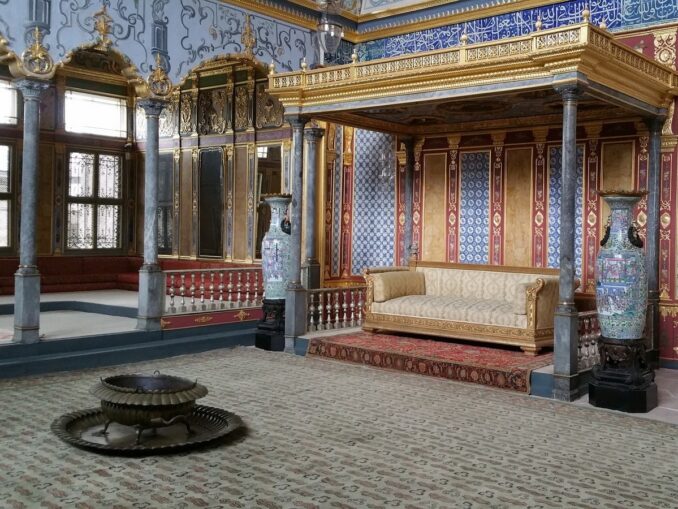 Имперский зал во дворце Топкапы в Стамбуле