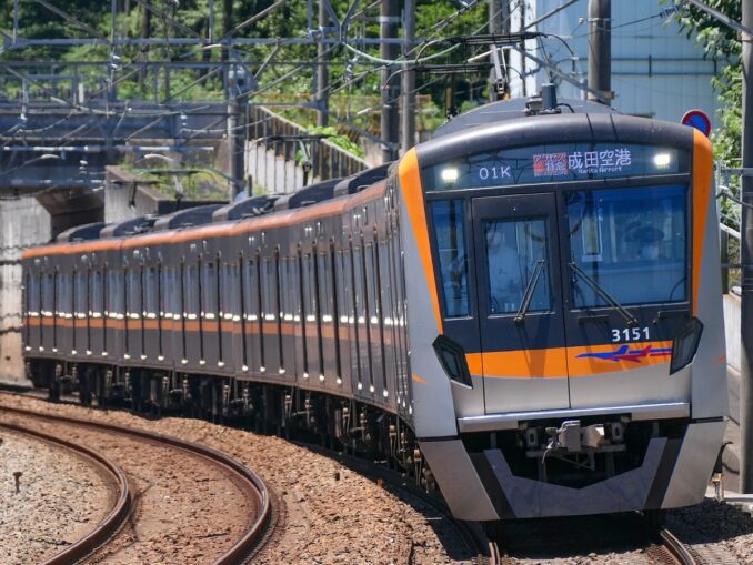 На пригородном поезде Keisei Limited Express до Токио из аэропорта можно доехать за 1.5 часа