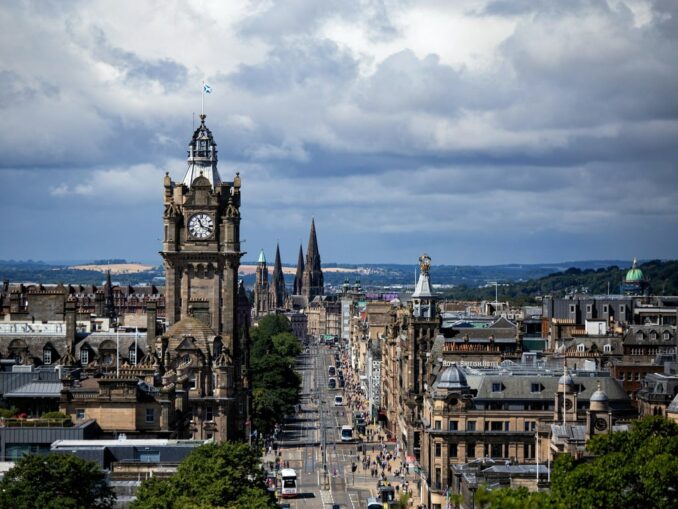 До Эдинбурга легко добраться из Лондона