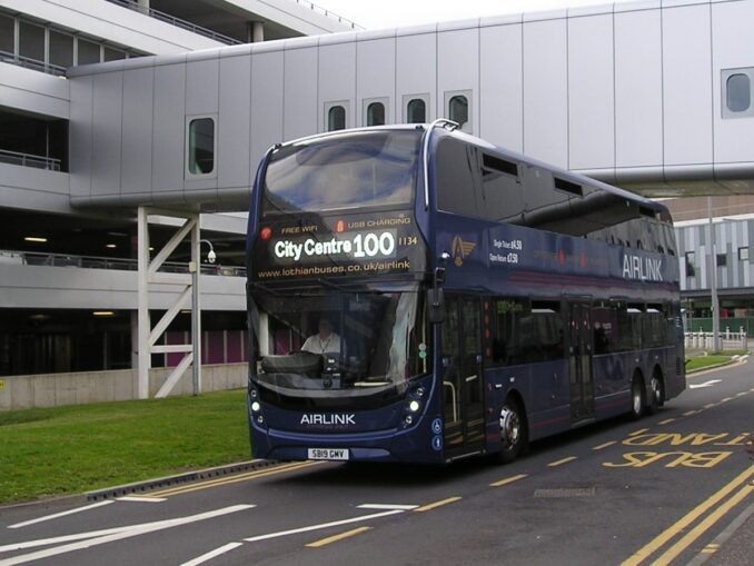 Автобус из аэропорта - добраться до Эдинбурга на самолете быстрее и удобнее всего
