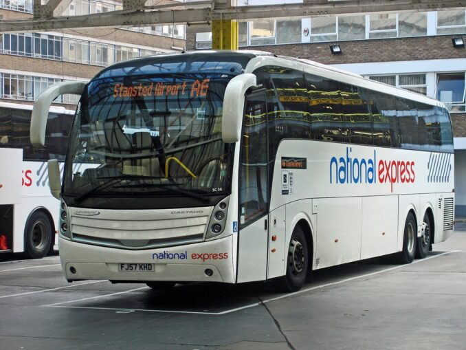 Автобус National Express - самый недорогой способ добраться из Лондона до Шотландии на автовокзале Виктория