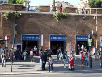 Colosseo - одна из центральных станций метро Рима