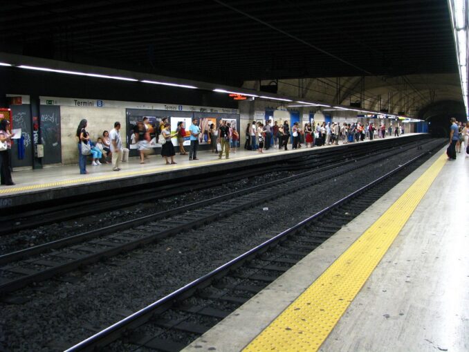 Станция метро Термини в Риме - отсюда легко добраться до аэропорта Фьюмичино