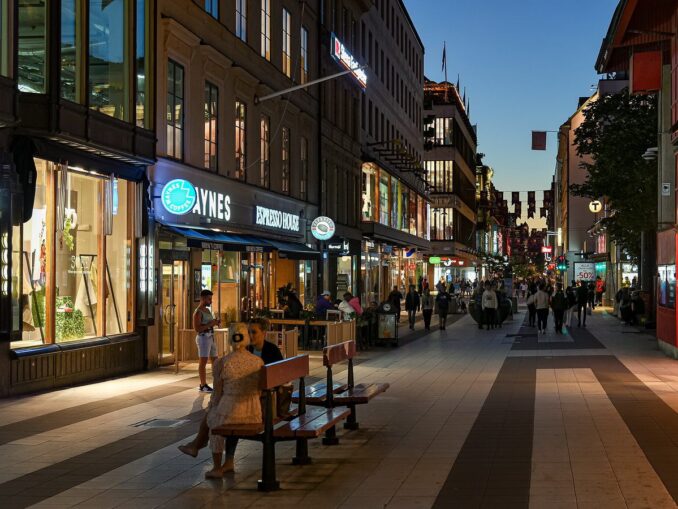 Дроттнинггатан - главная торговая и рсторанная улица Стокгольма