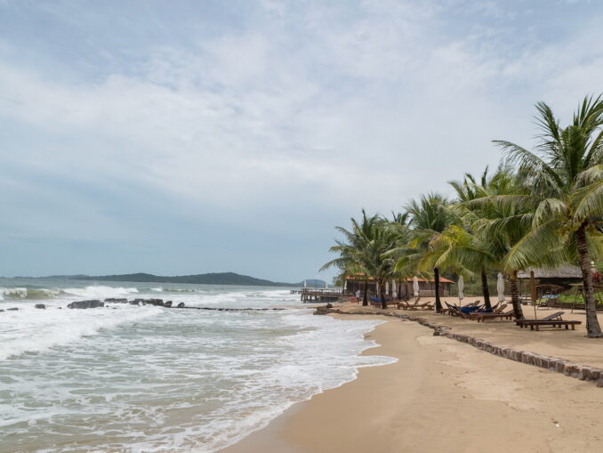 Пляж - летом на Фукуоке сезон дождей