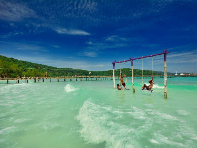Качели в море - на Фукуоке можно хорошо отдохнуть весной