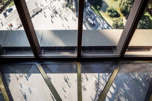 Вид вниз с Эйфелевой башни, фото psfk.com