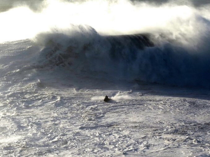 Самые большие волны приходят в Назаре зимой